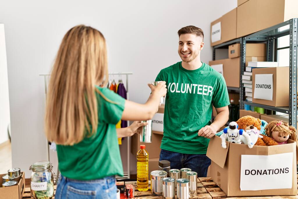 volunteer couple